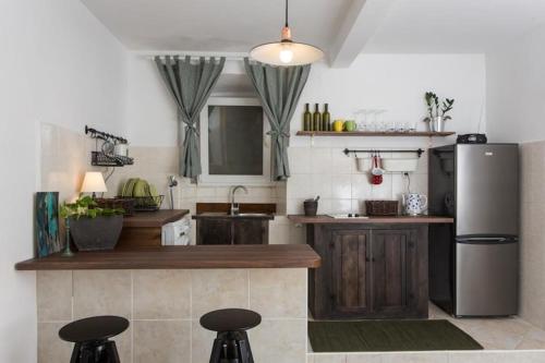 Apartment Hladilo Nostalgia - Comfort Two-Bedroom Apartment with Terrace and Partial Sea View