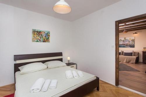 Apartment Hladilo Nostalgia - Comfort Two-Bedroom Apartment with Terrace and Partial Sea View