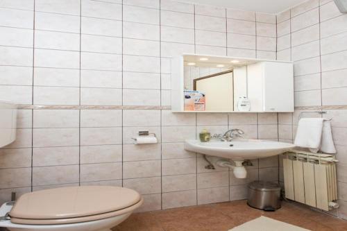 Apartment Hladilo Nostalgia - Comfort Two-Bedroom Apartment with Terrace and Partial Sea View