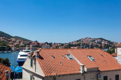 Apartment Hladilo Nostalgia - Comfort Two-Bedroom Apartment with Terrace and Partial Sea View