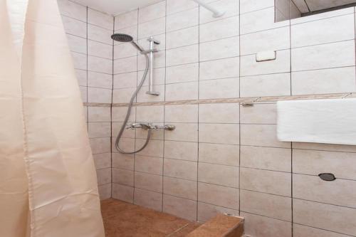 Apartment Hladilo Nostalgia - Comfort Two-Bedroom Apartment with Terrace and Partial Sea View