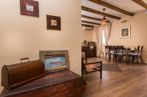 Apartment Hladilo Nostalgia - Comfort Two-Bedroom Apartment with Terrace and Partial Sea View