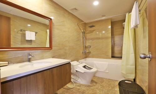 Un baño con lavabo, inodoro y bañera. en BEU Home Tay Ho, en Hanói