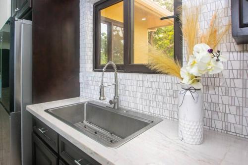 Φωτογραφία από το άλμπουμ του luxury 5 Bdrms-5 Bthms villa with private pool in west end σε Ροατάν