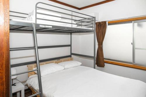 En eller flere senge i et værelse på ゲストハウスわん粉浜