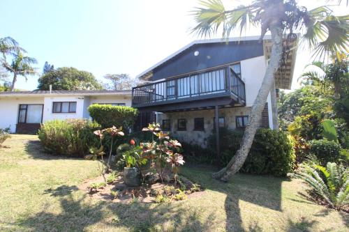 Casa con balcón y palmera en Ridge road 18 Holiday House, en Margate