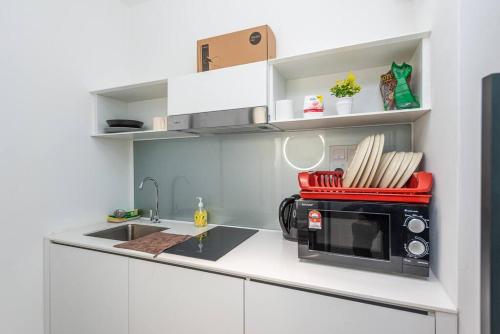 Η κουζίνα ή μικρή κουζίνα στο NEAR Subang Airport DK impian studio room 1-2pax