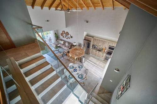 widok z góry na salon i kuchnię w obiekcie New loft duplex with rooftop deck w mieście La Laguna