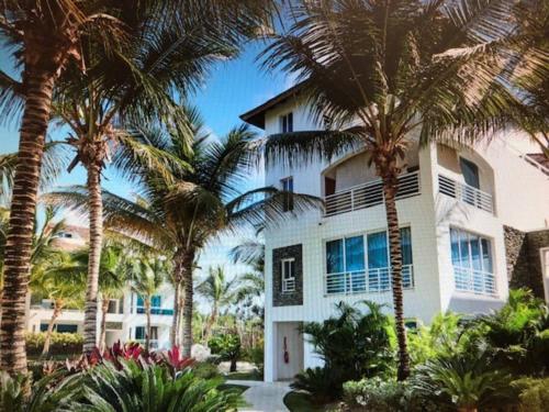 budynek z palmami przed nim w obiekcie New loft duplex with rooftop deck w mieście La Laguna