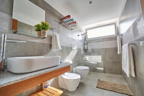 Vannituba majutusasutuses New loft duplex with rooftop deck