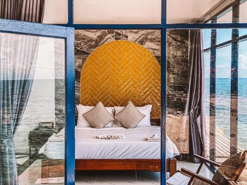 Posto letto in camera con vista sull'oceano. di P.D. Beach Resort a Ko Tao