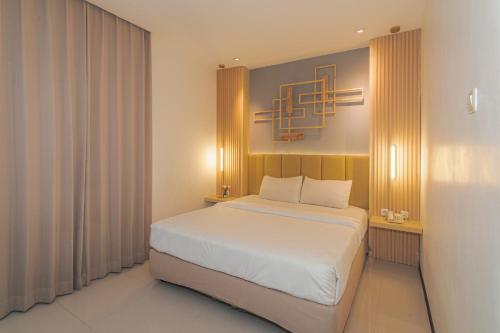 Ένα ή περισσότερα κρεβάτια σε δωμάτιο στο Best Hotel Kedungsari