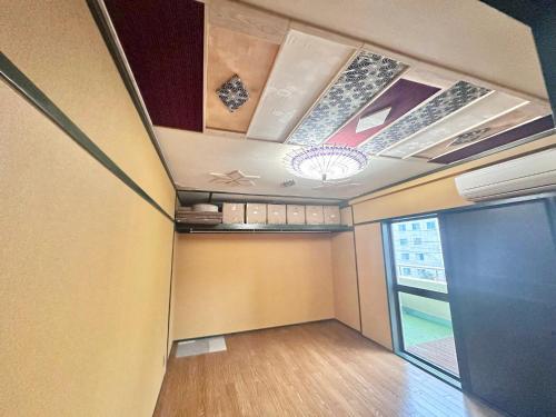 an empty room with a room with a ceiling at 沙羅居Japanesque 名古屋駅前40B in Nagoya