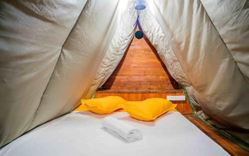 a room with a bed in a tent at Bambara Ella Agro Resort & Camping in Haputale