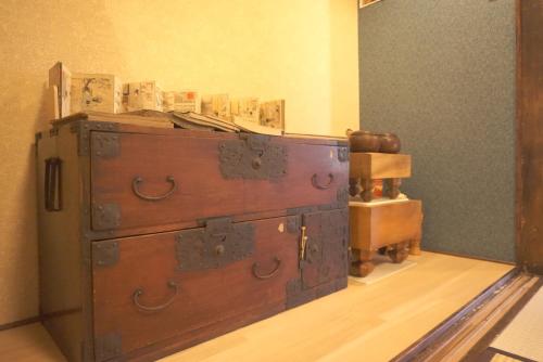 an old chest sitting on the floor in a room at Aioi Yanto 一日一組限定古民家宿 in Otaru