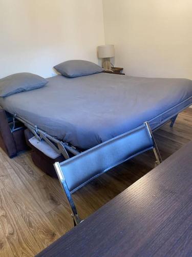 - un lit installé au-dessus du parquet dans l'établissement Studio élégant proche grand Rex Fbg Poissonnière, à Paris