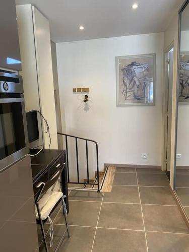 un salon avec un bureau et une télévision dans l'établissement Studio élégant proche grand Rex Fbg Poissonnière, à Paris