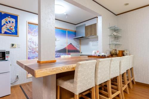 Dapur atau dapur kecil di 梟の宿 岛之内3号馆1楼2楼 步行300m至道顿堀! 徒步5分钟日本桥站! 心斋桥8分钟 黑门市场15分种徒步圈内 !中央区240平方5间房可住20人