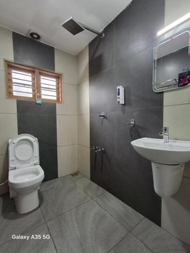 um banheiro com vaso sanitário e pia em NIDRA HOMESTAY em Anachal