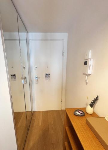 une salle de bain avec une douche avec une porte vitrée dans l'établissement Modern 2-BR in the heart of Chamonix, à Chamonix-Mont-Blanc
