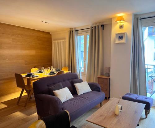 un salon avec un canapé et une table dans l'établissement Modern 2-BR in the heart of Chamonix, à Chamonix-Mont-Blanc