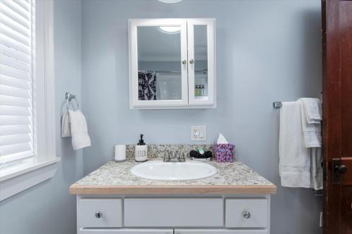 Ένα μπάνιο στο Fully-stocked Kitchen, AC, WiFi, WD, Near Baseball and Downtown