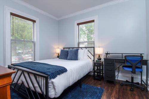 Ένα ή περισσότερα κρεβάτια σε δωμάτιο στο Fully-stocked Kitchen, AC, WiFi, WD, Near Baseball and Downtown