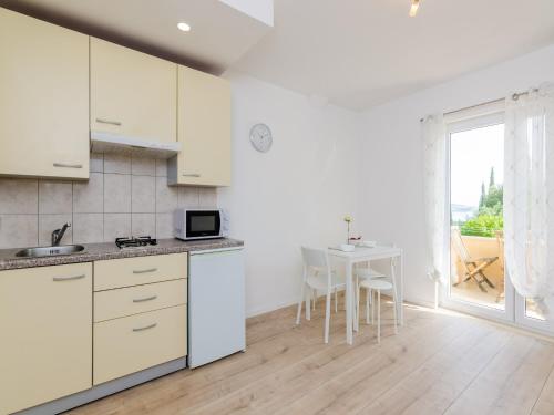 Color Apartments - Comfort One Bedroom Apartment with Terrace and Partial Sea View Yellow