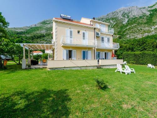 Color Apartments - Comfort One Bedroom Apartment with Terrace and Partial Sea View Yellow