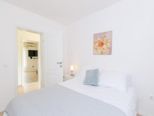 Color Apartments - Comfort One Bedroom Apartment with Terrace and Partial Sea View Yellow