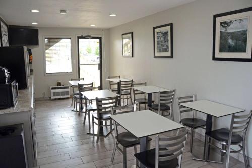 Super 8 by Wyndham Lafayetteにあるレストランまたは飲食店