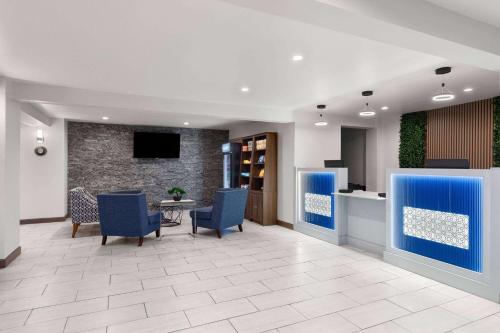 Baymont by Wyndham Dothanにあるテレビまたはエンターテインメントセンター