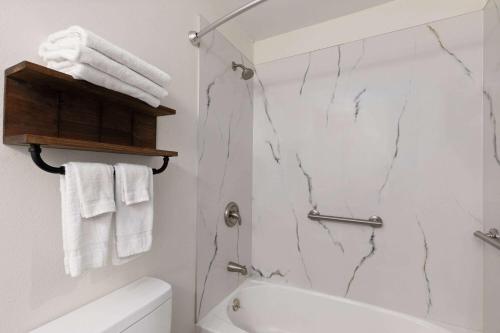 Ένα μπάνιο στο Ramada by Wyndham Studio Suites Dothan