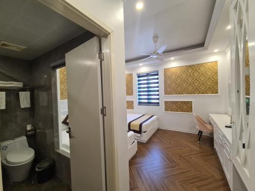 Ένα μπάνιο στο Khánh Linh Hotel Bãi Cháy Hạ Long