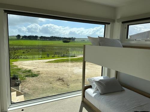 NarrawongOcean View Retreat的一间带床和大窗户的卧室