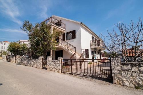 Apartments Fidelis - Two Bedroom Apartment with Terrace and Garden View 7