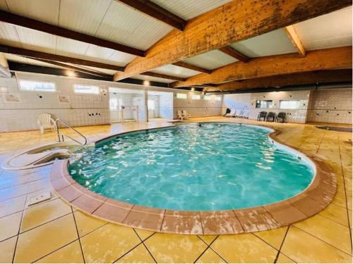 une grande piscine dans un grand bâtiment dans l'établissement Mobilhome Avengers Camping du Ried, à Boofzheim