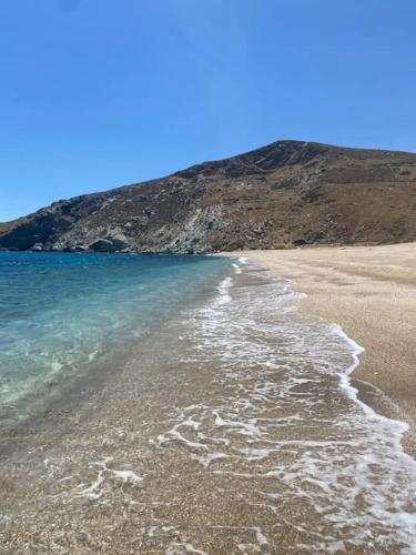 カリストスにあるΣπίτι σε λόφο με θέα τη θάλασσαの背景の海と山