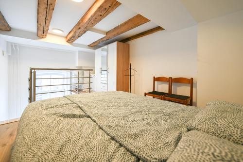 Postel nebo postele na pokoji v ubytování Apartma N'Poznam Tobačna 2