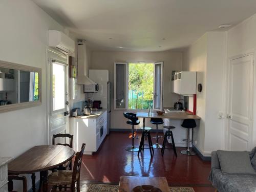 une cuisine et un salon avec une table et des chaises dans l'établissement Villa Anna, à Antibes