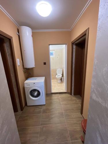 a bathroom with a washing machine and a toilet at Edelvais1 Еделвайс1 in Chukovezer