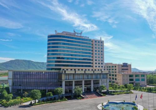 a large building with a lot of windows at Muong Thanh Grand Ha Tinh Hotel in Kỳ Anh