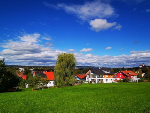 a green field with houses and a tree at Panorama Apartment mit 2 Schlafzi im Allgäu mit Balkon in Marktoberdorf