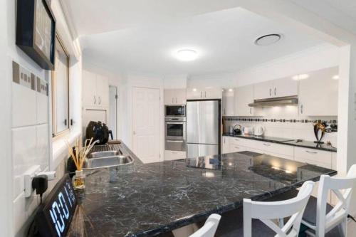 Una cocina o zona de cocina en Home, but closer to the beach