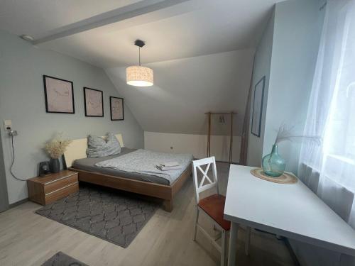 a small bedroom with a bed and a table at 3 Zimmer Monteurewohnung in Kirchhain in Kirchhain