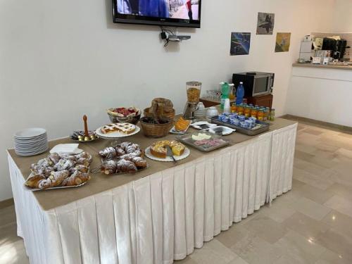 una tavola piena di cibo e piatti di Borgo Cerasa a Vieste
