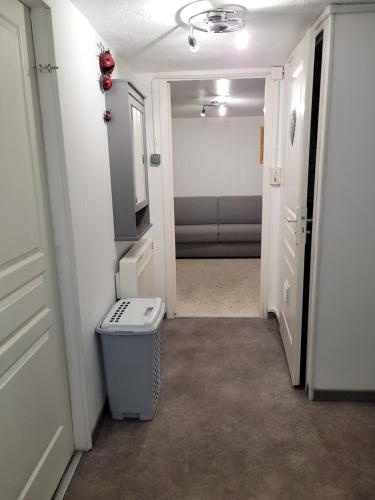 - une salle de bains avec une poubelle dans le couloir dans l'établissement Les chouchous, à Orange