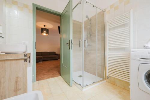 ein Badezimmer mit ebenerdiger Dusche und Waschbecken in der Unterkunft Novalesi Vintage interno 2 in Noale