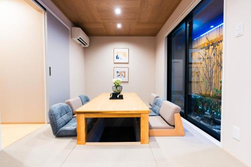 a living room with a table and chairs at JS暁宅-葉月 hazuki in Osaka