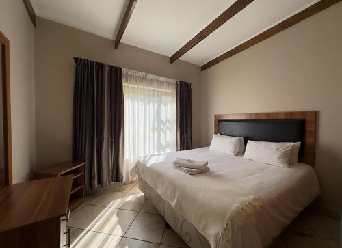 Postel nebo postele na pokoji v ubytování Manor Hills Guest Lodge